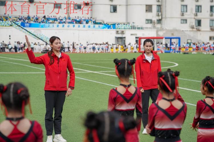 沙足国家队进校园 言传身教别开生面 沙足国家队进校园 言传身教别开生面